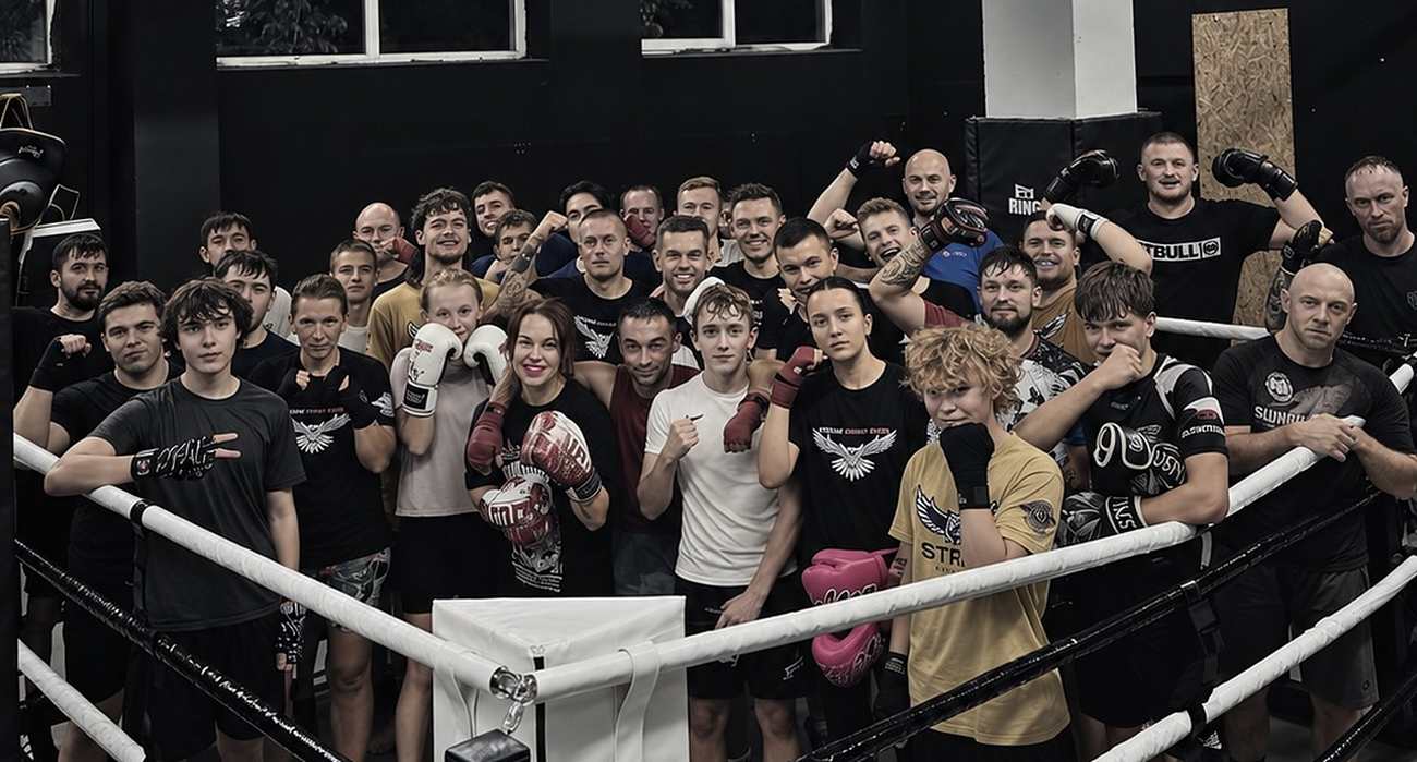 Grupa klubowiczów STRIX Fight Club na sali w Pruszkowie