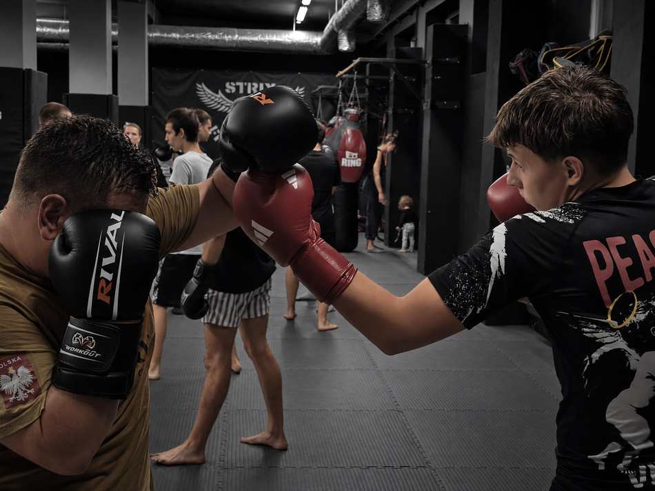 Trener poprawia gardę na treningu Kickboxingu w STRIX Fight Club