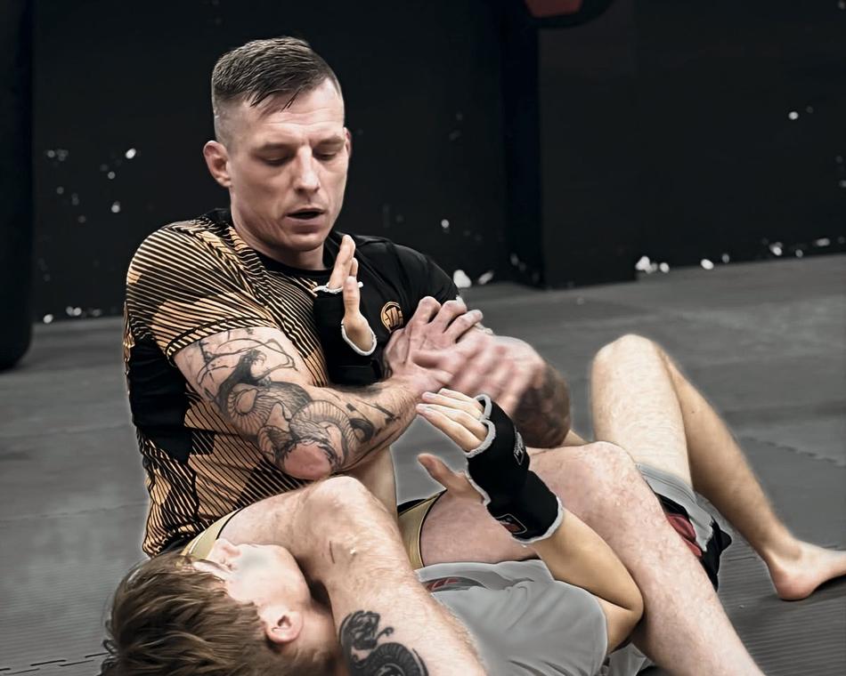 Walka w parterze, trening MMA w STRIX Fight Club
